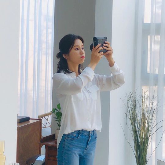 Group Apink leader Lantern showed off her slender figureOn November 6, Lantern released photos of cosmetics brand advertising on his Instagram.The photo shows a lantern in a white shirt and blue jeans, which is wearing a polaroid camera and a pointed look.The slender lanterns body captures the attention without any fuss.delay stock