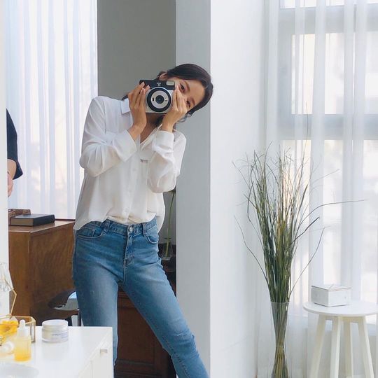 Group Apink leader Lantern showed off her slender figureOn November 6, Lantern released photos of cosmetics brand advertising on his Instagram.The photo shows a lantern in a white shirt and blue jeans, which is wearing a polaroid camera and a pointed look.The slender lanterns body captures the attention without any fuss.delay stock