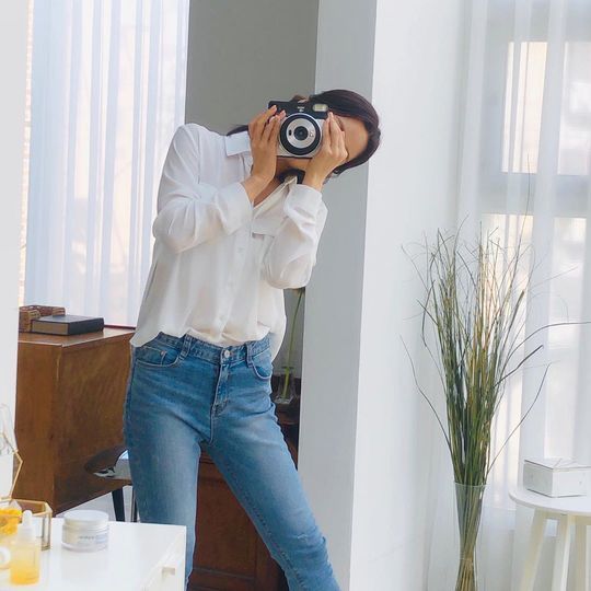 Group Apink leader Lantern showed off her slender figureOn November 6, Lantern released photos of cosmetics brand advertising on his Instagram.The photo shows a lantern in a white shirt and blue jeans, which is wearing a polaroid camera and a pointed look.The slender lanterns body captures the attention without any fuss.delay stock