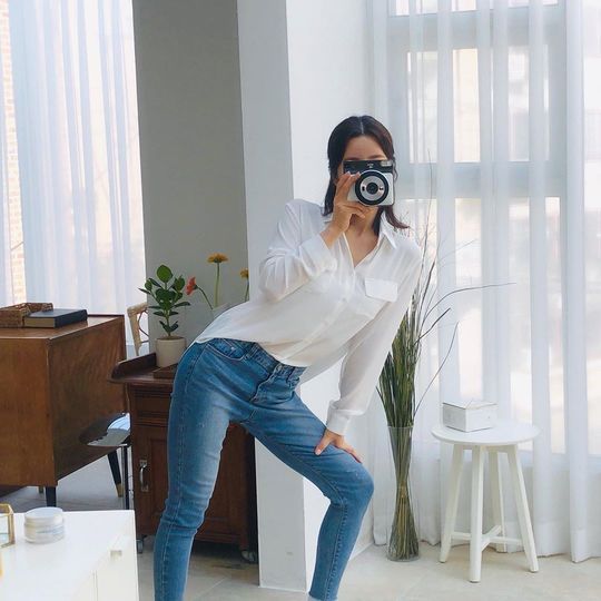 Group Apink leader Lantern showed off her slender figureOn November 6, Lantern released photos of cosmetics brand advertising on his Instagram.The photo shows a lantern in a white shirt and blue jeans, which is wearing a polaroid camera and a pointed look.The slender lanterns body captures the attention without any fuss.delay stock