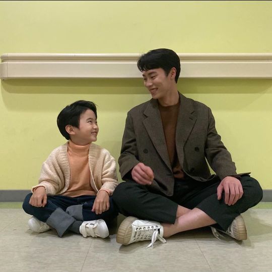 Actor Lee Jae-wook has unveiled his warm-hearted time with Child Actor.Lee Jae-wook posted a picture on her Instagram on November 6 with an article entitled Big Moby Dick. Little Moby Dick.The picture shows Lee Jae-wook sitting side by side with the child actor, and Lee Jae-wooks smile, which is clear and smiles, catches the eye.Handsome visuals stand out, as do the sculptures of Lee Jae-wook.Actor Italy, who encountered the photo, commented, Oh it looks like, I feel like a father.delay stock