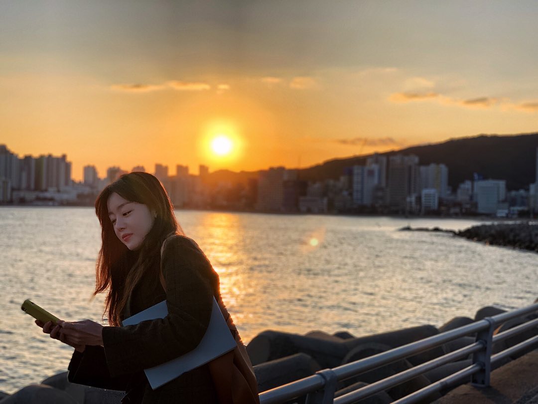 <p>Singer cum Actor Han Sunhwa is 6, his Instagram in the movie of the street, a long line. Year off it. Quickly eyeing the room toI post a photo with several sheets showing.</p><p>Public photos on the sea and the sunset as the background posing and Han Sunhwa of captures there. Small face and comes closer, this car is a netizen who did.</p><p>The photo became public netizens mood goddess, mad about me., that for the present seems to be such a variety of reactions.</p><p>Meanwhile, Han Sunhwa in the past 6 November in the species pool for OCN drama Save Me 2appeared.</p>