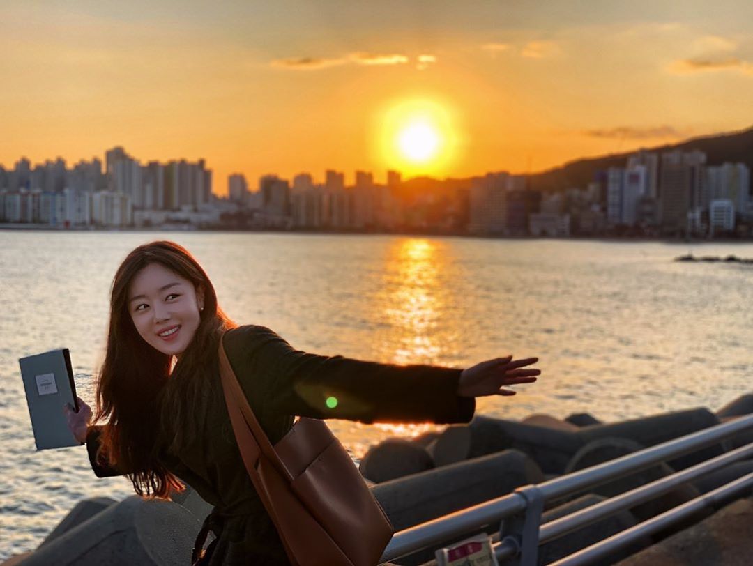 <p>Singer cum Actor Han Sunhwa is 6, his Instagram in the movie of the street, a long line. Year off it. Quickly eyeing the room toI post a photo with several sheets showing.</p><p>Public photos on the sea and the sunset as the background posing and Han Sunhwa of captures there. Small face and comes closer, this car is a netizen who did.</p><p>The photo became public netizens mood goddess, mad about me., that for the present seems to be such a variety of reactions.</p><p>Meanwhile, Han Sunhwa in the past 6 November in the species pool for OCN drama Save Me 2appeared.</p>