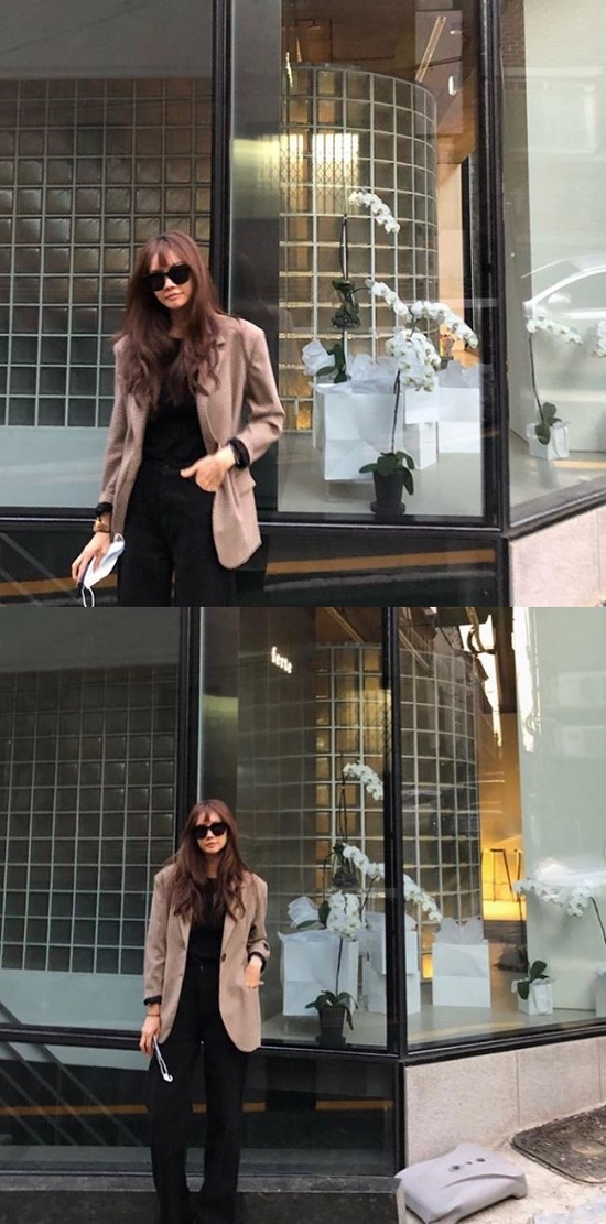 Yangmira has released daily photos like pictorials.Yangmira posted several photos on his Instagram on the 5th.The photo shows Yangmira, who matches the brown jacket on the black top and bottom, especially with chic charm, capturing the attention of unrealistic proportions.Meanwhile, Yangmira married Jung Sin-uk, a businessman who is older than last October.Photo: Yangmira Instagram