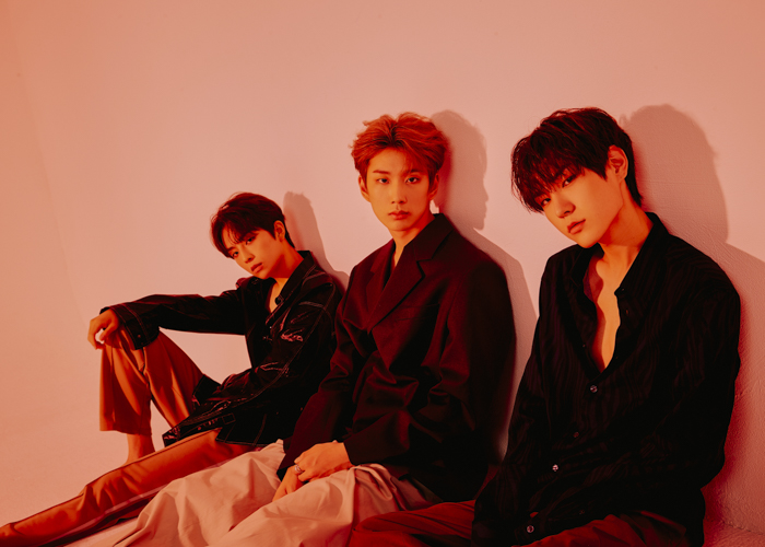 BDC, which brought out the title song I want to be Memory (REMEMBER ME) of the first single album BOYS DA CAPO.One day in October, Kim Si-Hun, Hong Seong-jun, Yoon Jong-hwan and bnt of BDC, who had a pleasant feeling ahead of their debut, met.In an interview after shooting, they introduced BDC and said that they were abbreviated to BOYS DA CAPO and that they had aspirations to do their best without losing their initials, Boys, back from the beginning.When asked for a short self-introduction, Kim Si-Hun replied, Kim Si-Hun, who plays dance and charming leader on the team, and Hong Seong-jun said, I am in charge of vocals and refreshing freshness.The team is in charge of vocals and the biggest, youngest, said Yoon Jong-hwan.When asked about the atmosphere maker in the team, leader Kim Si-Hun is named and the members try to release it when they are depressed.His usual personality is that he tries not to hate people and thinks positively.When I talked about the title song I Want to Be Memory (REMEMBER ME), Yoon Jong-hwan said it was a trendy and boring song that I could listen to for a long time.When asked about the music I wanted to try Top Model with a different feeling, Hong Seong-jun said he wanted to show this song with a sense of sensitivity and an exciting song that can show other songs.Hong Seong-jun, who chose acting as a field to try Top Model other than music, said, I think the student role will fit well (laugh).I want to play a cute student role than a man, and I want to try Top Model in the school. They were working on the practice room and the quarters before their debut, and they were practicing 12 hours a day, which was not tired.Hong Seong-jun, who said he liked to watch games, sports and movies, added that he was also concentrating on practice.When asked about the occasion of dreaming of becoming a singer, Yoon Jong-hwan replied that he started musicals with his mothers recommendation in the first grade of junior high school.Hong Seong-jun, who liked to sing since he was a child, went to the audition class after attending a school with his friend.Kim Si-Hun majored in practical dance at Hallym Entertainment Arts High School and was very careful about his appearance and received a casting offer through SNS.When asked if there were any entertainers who heard that they resembled them, they carefully spoke.Kim Si-Hun has repeatedly said he is honored and grateful, referring to Actor Nam Joo-hyuk, Hong Hong Seong-jun to Seventeens Hoshi and ITZYs foresight.When asked about the attractive point, Yoon Jong-hwan laughed, saying, I do not think so, but it is the biggest attractive point that is wrong, and it is the most awkward thing to do.Kim Si-Hun, who had been happy to see SBS Good Sunday - Family Out 1 and MBC Infinite Top Model as a child, liked Yoo Jae-seok and wanted to actually meet and act a lot.I like to run, so I think I can show my sense of humor, he said, revealing his desire to appear on SBSs Running Man.Yoon Jong-hwan also said he wants to appear on the travel program because he is active.Asked about the role model, Kim Si-Hun mentioned Jimin, Bhu, and Kai of EXO of BTS, saying, You are too many seniors to learn from dancing, expression, and gestures.I am looking for a lot of direct cams and watching hard and acting. Yoon Jong-hwan, who wanted to try Top Model in composition, said he was practicing with the role model of BTOBI.Their goal is to be known and remembered by the public as I want to be remembered (REMEMBER ME).Like the title of the song, I keep it as it is and support me to be a memory to many people for a long time.Photo = bnt