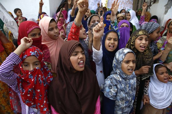 지난 9월 인도 카슈미르 지역 무슬림 여성과 소녀들이 인도 정부의 카슈미르 자치구 지위 박탈 결정에 항의하는 시위를 하고 있다.[EPA=연합뉴스]