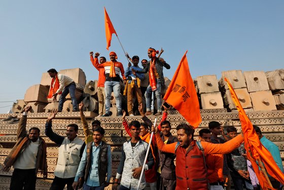 힌두 우익단체 비슈바 파리샤드(VHP) 지지자들이 인도 아요디아시에서 바브리 모스크에 라마신 사원을 건설해야 한다는 시위를 벌이고 있다.[로이터=연합뉴스]