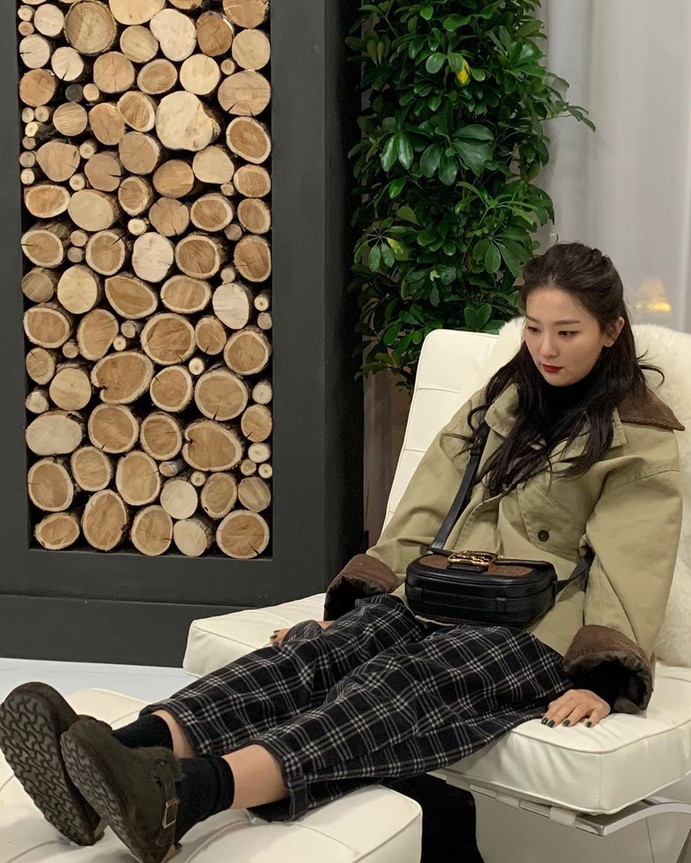 Red Velvet member Seulgi has given off a cute charm.Seulgi posted a picture on November 6 with an article entitled Warmly Wear on his instagram.In the open photo, Seulgi is sitting on the sofa and has a sullen look. The emotional fashion that is in the autumn atmosphere, as well as the youthful atmosphere and attractive appearance attract attention.Park So-hee