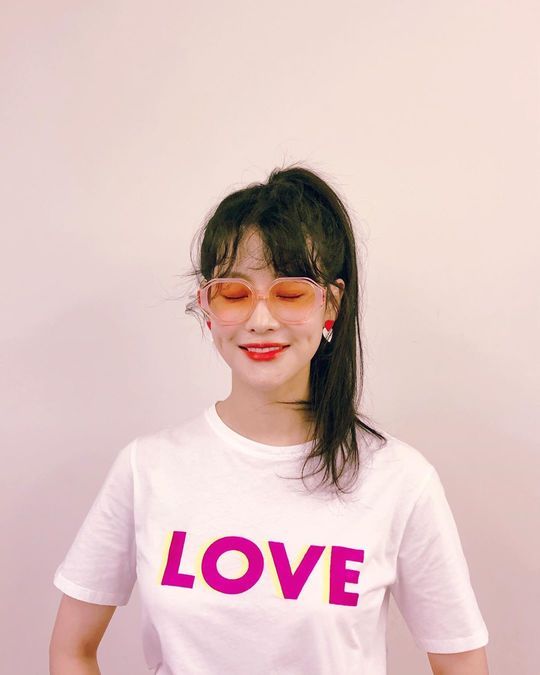Oh Yeon-seo showed off her freshness.Actor Oh Yeon-seo posted a picture on his instagram on November 7 with a hashtag called Lets Get Humans. Ju Seo Yeon.Oh Yeon-seo in the photo wears a T-shirt with LOVE and closes his eyes; he also boasted a beautiful visual with a ponytail.han jung-won