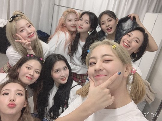 Jihyo reveals TWICE group SelfieGroup TWICE member Jihyo uploaded six photos to the official Instagram on November 7, along with the phrase Ttung Sadong.In the photo, Jihyo is doing a double-headed and smiling with the members, especially Boycott Mina, who showed off her beautiful visuals and thrilled fans.han jung-won