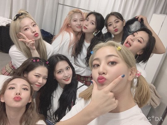 Jihyo reveals TWICE group SelfieGroup TWICE member Jihyo uploaded six photos to the official Instagram on November 7, along with the phrase Ttung Sadong.In the photo, Jihyo is doing a double-headed and smiling with the members, especially Boycott Mina, who showed off her beautiful visuals and thrilled fans.han jung-won
