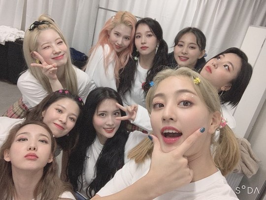 Jihyo reveals TWICE group SelfieGroup TWICE member Jihyo uploaded six photos to the official Instagram on November 7, along with the phrase Ttung Sadong.In the photo, Jihyo is doing a double-headed and smiling with the members, especially Boycott Mina, who showed off her beautiful visuals and thrilled fans.han jung-won