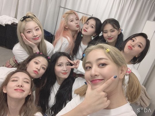 Jihyo reveals TWICE group SelfieGroup TWICE member Jihyo uploaded six photos to the official Instagram on November 7, along with the phrase Ttung Sadong.In the photo, Jihyo is doing a double-headed and smiling with the members, especially Boycott Mina, who showed off her beautiful visuals and thrilled fans.han jung-won