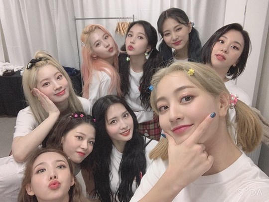 Jihyo reveals TWICE group SelfieGroup TWICE member Jihyo uploaded six photos to the official Instagram on November 7, along with the phrase Ttung Sadong.In the photo, Jihyo is doing a double-headed and smiling with the members, especially Boycott Mina, who showed off her beautiful visuals and thrilled fans.han jung-won