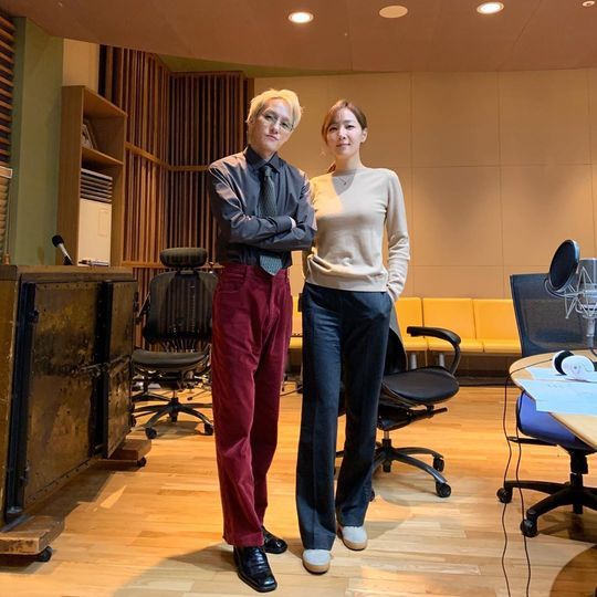 Two shots of singer Zion.T and lyricist Kim Eana have been released.Zion.T posted a picture on his instagram on November 7 with an article entitled Kim Eana Lyricist.The picture shows Zion.T and Kim Eana standing side by side. Zion.T and Kim Eana smile at the camera.Zion.T and Kim Eanas cheerful atmosphere and chic Aura catch the eye.delay stock