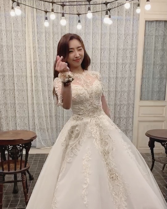 Minzy has revealed her current status.Minzy surprised those who released a photo of her on November 7th in a colorful dress reminiscent of a wedding dress on her Instagram.With the post Bright Dress, Minzy is flying hearts at the camera, a glamorous figure making it impossible to keep an eye on.pear hyo-ju