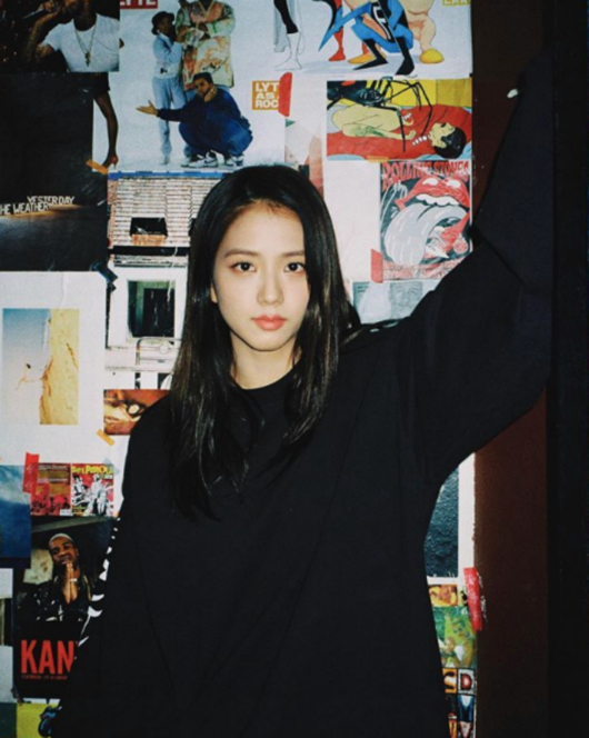 Girls group BLACKPINK member JiSoo boasted an extraordinary atmosphere.JiSoo posted a picture on his SNS on the 6th with an article entitled My New Pilka.The photo shows a comfortable figure of JiSoo, who boasts unwavering beauty, and is attracting attention with his unique innocent and mysterious atmosphere.Completing the extraordinary atmosphere, I completed the picture of beautiful atmosphere.JiSoo is a member of BLACKPINK and is loved by many fans both at home and abroad.JiSoo SNS