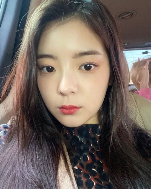 Girl group ITZY Lea showed off her attractive Beautiful looks.On the afternoon of the 7th, the girl group ITZY official Instagram   posted several photos along with the article Its Autumn.The photo shows Lia in the car, who is taking pictures, and Lia, who is looking at the camera with her long straight hair down, is showing off her innocent yet youthful charm.Rhias Beautiful looks is a blind eye. She is a humiliating Beautiful looks at any angle, and she catches her eye with various expressions.On the other hand, ITZY, which Lia belongs to, successfully completed an overseas showcase tour in Jakarta, Indonesia on the 2nd.