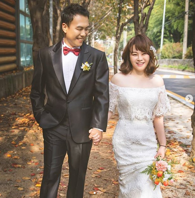 Gagwoman Kim Hyun-jung has released a wedding photo.Kim Hyun-jung released a photo on the 6th of the day with an article entitled I took a wedding photo on Instagram.The photo shows Kim Hyun-jung in a white wedding dress and a preliminary groom in a tuxedo walking in the street with their hands and watching the camera side by side.The two people who seem happy attract attention.Kim Hyun-jung added: November is getting married 9th day; family sends small amongst them.Meanwhile, Kim Hyun-jung will post a Wedding ceremony at his cafe in Pyeongtaek, Gyeonggi Province, on the 9th day. The prospective groom is a non-entertainer of three years younger.Wedding ceremony society is played by Kim Wonhyo and Cho Young Nam sings celebration.Kim Hyun-jung made his debut as a comedian in SBS 8 in 2005 and hit corners such as Cute, Queen Car Making Great Operation and Sweet and bloody Two Women in Uttsosa.Since then, he has appeared in Uttsamsa, Comedy Big League, Haddungsa, and Knowledge Concert.Photo Kim Hyun-jung SNS