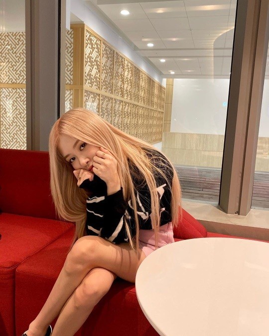 Group BLACKPINK Rosé reveals cute AttractivenessRosé posted a photo on his Instagram page on Friday, where he is looking at the camera with his fist-cuffed hands on his chin.Rosé is looking at the camera with Reporter #1 hanging out, and her innocent yet cute Attractiveness stands out and catches her eye.Meanwhile, Rosé left for Beijing, China, through the overseas collection Chamtjr Cha Incheon International Airport on the morning of the day.Photo: Rosé SNS