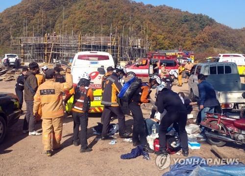 사건 현장에 출동한 119구조대 [충북 진천소방서 제공. 재판매 및 DB 금지]