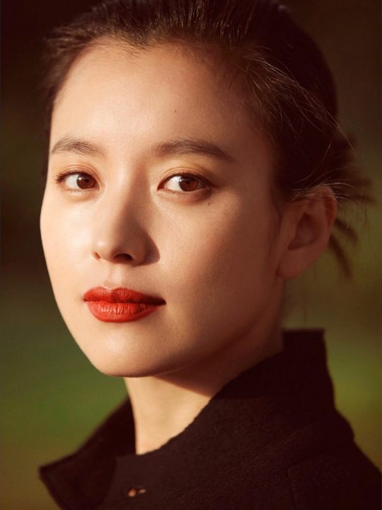 Actor Han Hyo-jooo has released a new profile photoHan Hyo-jooo posted a new profile photo on his instagram on the 8th with an article called New profile.Han Hyo-jooo, in the photo, wore black and tied his hair back, with natural skin tone, intense RED lipstick and a gentle eye.Han Hyo-joo also tagged the staff who helped him with the article I will do well with gratitude.Actor Han Ji-min commented, Its like a picture. The netizens also commented, Its beautiful, I want to see, and Its pretty.Han Hyo-jooo recently made his way to Hollywood through the American drama TRED Stone.