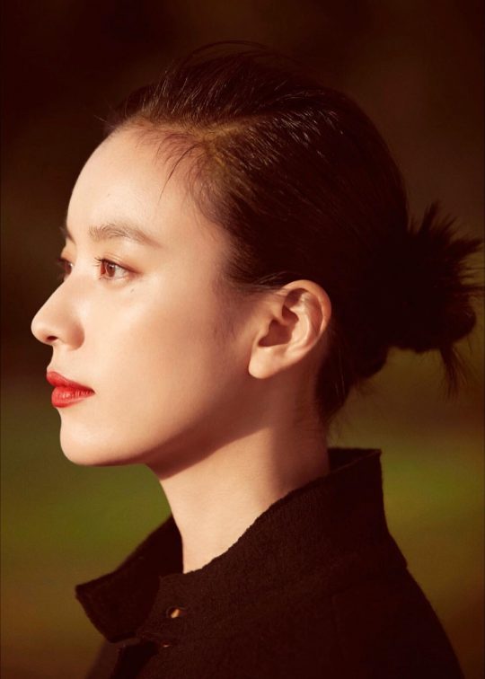 Actor Han Hyo-jooo has released a new profile photoHan Hyo-jooo posted a new profile photo on his instagram on the 8th with an article called New profile.Han Hyo-jooo, in the photo, wore black and tied his hair back, with natural skin tone, intense RED lipstick and a gentle eye.Han Hyo-joo also tagged the staff who helped him with the article I will do well with gratitude.Actor Han Ji-min commented, Its like a picture. The netizens also commented, Its beautiful, I want to see, and Its pretty.Han Hyo-jooo recently made his way to Hollywood through the American drama TRED Stone.