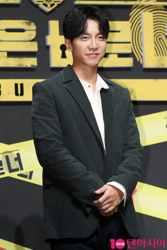 Actor Lee Seung-gi attended the production presentation of Netflixs Ballowing Baro You Season 2 at the Seoul Sinsa-dong and Gangnam CGV Apgujeong on the morning of the 8th.The criminal is Baro You!, starring Yoo Jae-seok, Lee Seung-gi, Park Min-young, Se-hoon, and Se-se, Season 2, is a full-fledged life variety of the Huh-dang detective team, who is busy with hands and feet because of its reasoning.