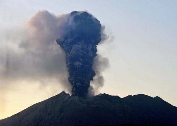 일본 가고시마현 사쿠라지마 화산이 8일 오후 3년 만에 가장 크게 폭발했다. &lt;니혼게이자이신문 갈무리&gt;