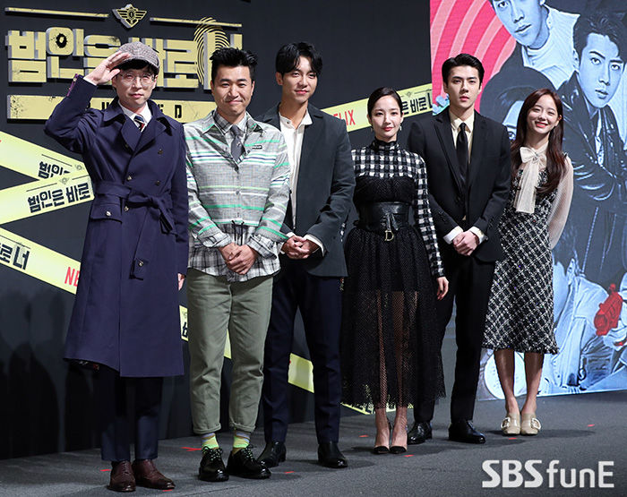 Yoo Jae-Suk (from left), Kim Jong-min, Lee Seung-gi, Park Min-young, Exo Sehun, and Gugudan Se-hoon were held at CGV Apgujeong in Gangnam-gu, Seoul on the 8th.He has photo time at the production presentation of Season 2.