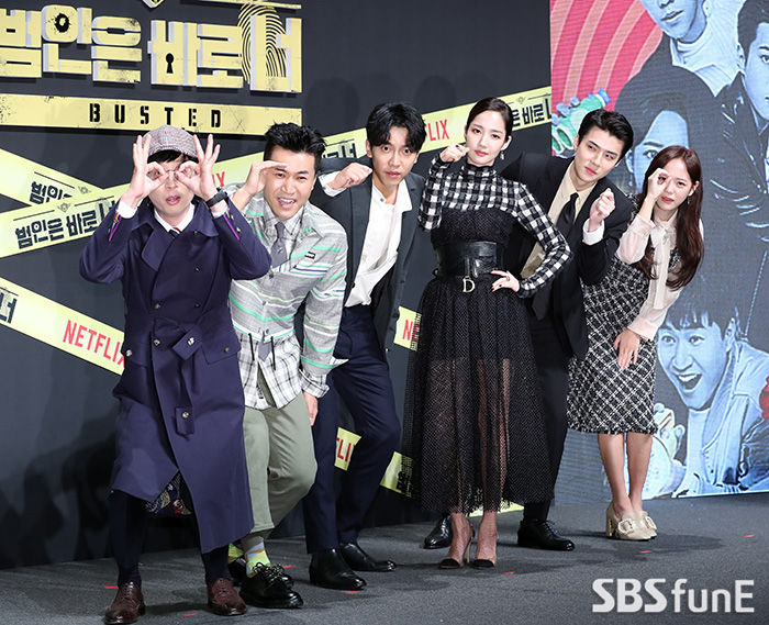 Yoo Jae-Suk (from left), Kim Jong-min, Lee Seung-gi, Park Min-young, Exo Sehun, and Gugudan Se-hoon were held at CGV Apgujeong in Gangnam-gu, Seoul on the 8th.He has photo time at the production presentation of Season 2.