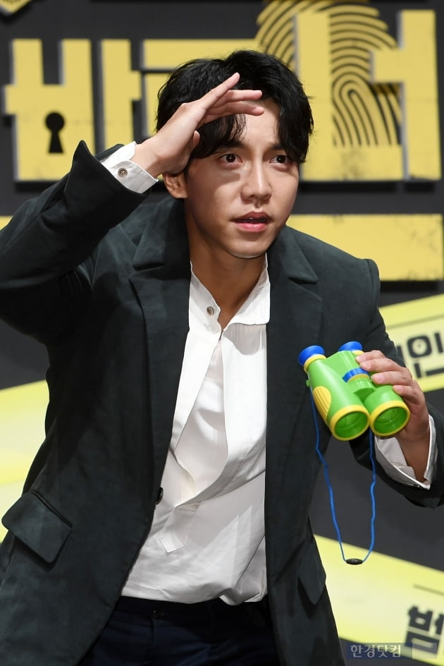 Actor Lee Seung-gi attends the production presentation of Season 2 of Netflixs Beginner Baro You at Seoul Sinsa-dong and Gangnam CGV Apgujeong on the morning of the 8th and has photo time.Yoo Jae-seok, Lee Seung-gi, Park Min-young, Se-hoon, and Se-jeong,Season 2 is scheduled to be released on the 8th as a full-fledged life-long variety of detectives who are busy with hands and feet because of their reasoning.