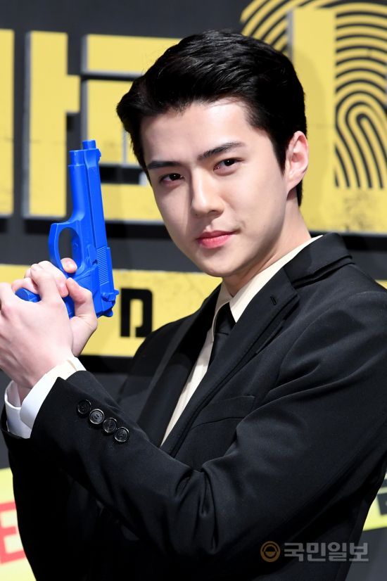 EXO Sehun opened the Netflix OLizzyn series Barro you! at the Seoul Sinsa-dong, Gangnam CGV Apgujeong store on the 8th.I attended the production presentation of Season 2 and have photo time.The criminal is Baro You!, starring Yoo Jae-seok, Kim Jong-min, Lee Seung-gi, Park Min-young, Sehun, and Se-se, is a full-fledged life-long variety of Huhdang detectives who are busy with hands and feet because of their reasoning.kim Gi-hoNetflix OLizzynal series Barro you the killer! Season 2 production presentation
