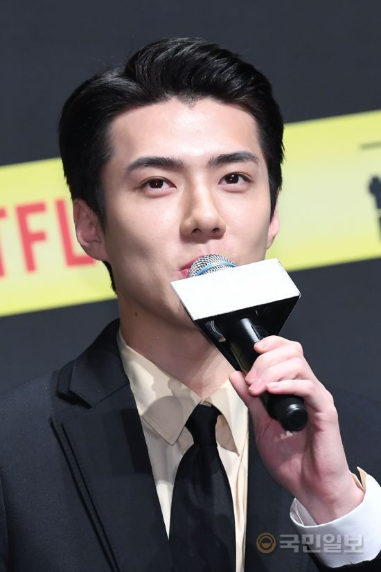 EXO Sehun, youre done with your face EXO Sehun was the Netflix original series You are the perpetrator!He attends the Season 2 production presentation and answers the questions of the reporters.The criminal is you!, starring Yoo Jae-seok, Kim Jong-min, Lee Seung-gi, Park Min-young, Sehun, and Se-seung. Season 2 is a full-fledged life variety of Huhdang detectives who are busy with hands and feet because of their reasoning.kim Gi-hoNetflix original series You are the perpetrator! Season 2 production presentation