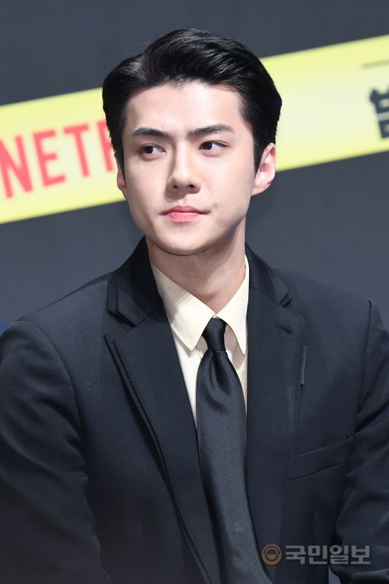 EXO Sehun, youre done with your face EXO Sehun was the Netflix original series You are the perpetrator!He attends the Season 2 production presentation and answers the questions of the reporters.The criminal is you!, starring Yoo Jae-seok, Kim Jong-min, Lee Seung-gi, Park Min-young, Sehun, and Se-seung. Season 2 is a full-fledged life variety of Huhdang detectives who are busy with hands and feet because of their reasoning.kim Gi-hoNetflix original series You are the perpetrator! Season 2 production presentation