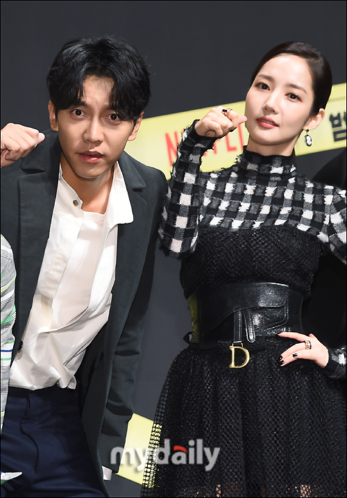 Actor Park Min-young spoke of Lee Seung-gi, who newly joined The Beginner is Baro You!2On the morning of the 8th, CGV Apgujeong, Gangnam-gu, Seoul, Netflix original series Barro you! Season 2 production presentation was held.Co-directors Cho Hyo-jin PD, Kim Joo-hyung PD and Kim Dong-jin PD, and cast members Yoo Jae-seok, Kim Jong-min, Lee Seung-gi, Park Min-young, Exo Sehun and Kim Se-jung attended.Park Min-young said of Lee Seung-gis joining, It was so good that a friend was born.I feel like I got a lot of money because I came to my age.  It was fun and I learned a lot. Lee Seung-gi also said, I have met a few times before at the awards ceremony, but I got close to this opportunity.Baro you! Is Netflixs first Korean entertainment, and after the release of last season 1, I was loved by fans all over the world.The new season will be joined by National Hurdang Lee Seung-gi, heralding a more powerful chemistry; it will be released via Netflix today (8th).