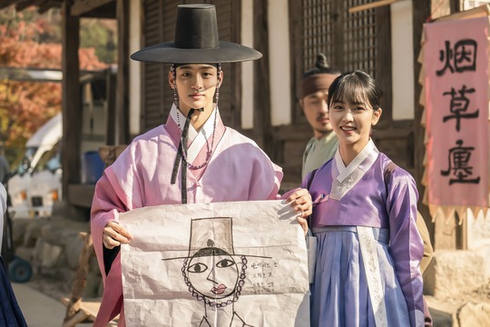 Jang Dong-yoon and Kim So-hyun, who lit up a romance, opened the second act full of excitement.KBS 2TV Wall Street drama Chosun Rocco - Green beans before (directed by Kim Dong-hwi and Kang Soo-yeon, the playwrights Im Ye-jin and Baek So-yeon, and production (Yoo) Korea Roco Culture Industry Company and Production H and Monster Union finally got Dongju (Kim So-hyun) Boone) entered into bilateral romance with a heartfelt mind toward Confessions.While the plot of Gwanghae (Jung Jun-ho) to find the Kings Son and Yulmu (Kang Tae-oh), who plans to counter-reflection, added tension, the sweetness of mungdu and Dongju increased vertically and amplified the excitement even in Danger.The audiences reaction to the deep romance of Mungdu and Dongju was also hot, especially Dongjus I like it for Mungdu in the 20th ending.The kiss, which confirmed each others hearts with the Confessions, You will die like you, is a scene that made the audiences heart beat with the ending of the past.The video of the Gneter Kiss Ending clip made viewers feel the heated reaction, with 240,625 times (as of 5 days) being ranked number one among all drama clips.Jang Dong-yoon and Kim So-hyun, who are perfectly depicting romance with each other in pain.The change of the two people who continue their minds and go straight to each other is a deep emotional act, but they are pouring romantic scenes every time with a deeply different emotional performance.Meanwhile, the behind-the-scenes footage released by the two people, who create warmth just by joining together, causes a heartbeat.Kim So-hyuns luscious V for the camera and Jang Dong-yoons open-faced look evoke a smile.The scene of enjoying a sweet market date from a romantic flower ring kiss on the back of the hand is a thrilling point that showed the relationship between the two people who went one step further.You can get a glimpse of the couple Kimi who is in the midst of a stretching joke and a friendly eye that does not leave each other and a wide smile.Especially, the perfect Confessions and the swinger kiss showed the explosive reaction of viewers as they showed the emotions that they had endured.Two people who do not miss the sentiment line while rehearsing raise expectations that they will continue their ripe romance.With the two romances of Mungdu and Dongju that have finally been followed, the secrets that were intertwined between the two will begin to unravel in earnest, said the production team of the Rocco-Green beans before. Will you walk the flower path beyond Danger, and watch the fate of Mungdu and Dongju until the end?kim myeong-mi