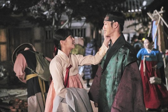 Jang Dong-yoon and Kim So-hyun, who lit up a romance, opened the second act full of excitement.KBS 2TV Wall Street drama Chosun Rocco - Green beans before (directed by Kim Dong-hwi and Kang Soo-yeon, the playwrights Im Ye-jin and Baek So-yeon, and production (Yoo) Korea Roco Culture Industry Company and Production H and Monster Union finally got Dongju (Kim So-hyun) Boone) entered into bilateral romance with a heartfelt mind toward Confessions.While the plot of Gwanghae (Jung Jun-ho) to find the Kings Son and Yulmu (Kang Tae-oh), who plans to counter-reflection, added tension, the sweetness of mungdu and Dongju increased vertically and amplified the excitement even in Danger.The audiences reaction to the deep romance of Mungdu and Dongju was also hot, especially Dongjus I like it for Mungdu in the 20th ending.The kiss, which confirmed each others hearts with the Confessions, You will die like you, is a scene that made the audiences heart beat with the ending of the past.The video of the Gneter Kiss Ending clip made viewers feel the heated reaction, with 240,625 times (as of 5 days) being ranked number one among all drama clips.Jang Dong-yoon and Kim So-hyun, who are perfectly depicting romance with each other in pain.The change of the two people who continue their minds and go straight to each other is a deep emotional act, but they are pouring romantic scenes every time with a deeply different emotional performance.Meanwhile, the behind-the-scenes footage released by the two people, who create warmth just by joining together, causes a heartbeat.Kim So-hyuns luscious V for the camera and Jang Dong-yoons open-faced look evoke a smile.The scene of enjoying a sweet market date from a romantic flower ring kiss on the back of the hand is a thrilling point that showed the relationship between the two people who went one step further.You can get a glimpse of the couple Kimi who is in the midst of a stretching joke and a friendly eye that does not leave each other and a wide smile.Especially, the perfect Confessions and the swinger kiss showed the explosive reaction of viewers as they showed the emotions that they had endured.Two people who do not miss the sentiment line while rehearsing raise expectations that they will continue their ripe romance.With the two romances of Mungdu and Dongju that have finally been followed, the secrets that were intertwined between the two will begin to unravel in earnest, said the production team of the Rocco-Green beans before. Will you walk the flower path beyond Danger, and watch the fate of Mungdu and Dongju until the end?kim myeong-mi