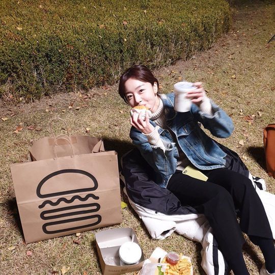 Actor Han Sun-hwa showed off a cute Mukbang.Han Sun-hwa posted several photos on his instagram on November 7 with an article entitled Busan 1st store burger that was delivered hotly to the filming site.Han Sun-hwa in the public photo is sitting on the floor eating Hamburger.Han Sun-hwa, who builds a happy Smile, is eye-catching as Hamburger is delicious.Park So-hee