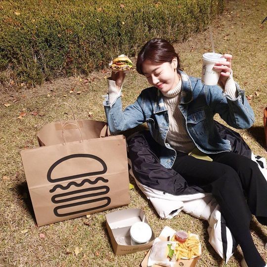 Actor Han Sun-hwa showed off a cute Mukbang.Han Sun-hwa posted several photos on his instagram on November 7 with an article entitled Busan 1st store burger that was delivered hotly to the filming site.Han Sun-hwa in the public photo is sitting on the floor eating Hamburger.Han Sun-hwa, who builds a happy Smile, is eye-catching as Hamburger is delicious.Park So-hee