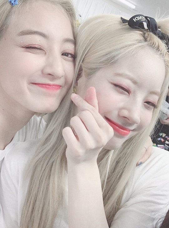 Jihyo, Dahyun presents Simkung selfieGroup TWICE members Jihyo and Dahyun uploaded two photos to the official Instagram on November 7.In the photo, Jihyo is winking at Dahyun with a ball; the pair have shown affection to fans by playing Hand Heart.han jung-won