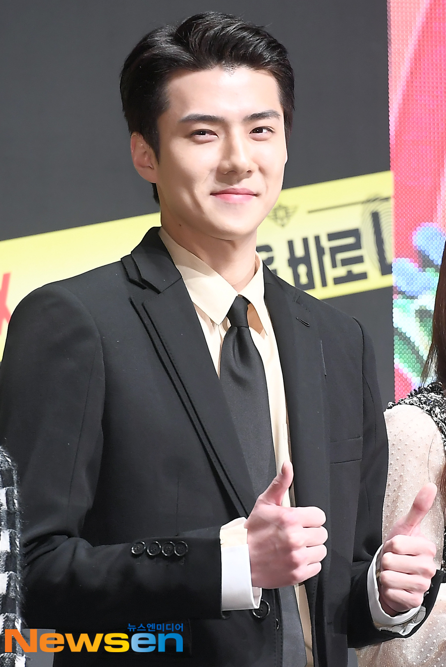 Netflix Baro You! Season 2 production presentation was held at CGV Apgujeong, Gangnam-gu, Seoul on November 8th.EXO Sehun poses on the day.The Beginner is Baro You!, which stars Yoo Jae-seok, Kim Jong-min, Lee Seung-gi, Park Min-young, EXO Sehun, and former club Kim Se-jung, is a program about the full-fledged life and life variety of the Huhdang detective team, who is busy with hands and feet due to its reasoning.Jung Yoo-jin
