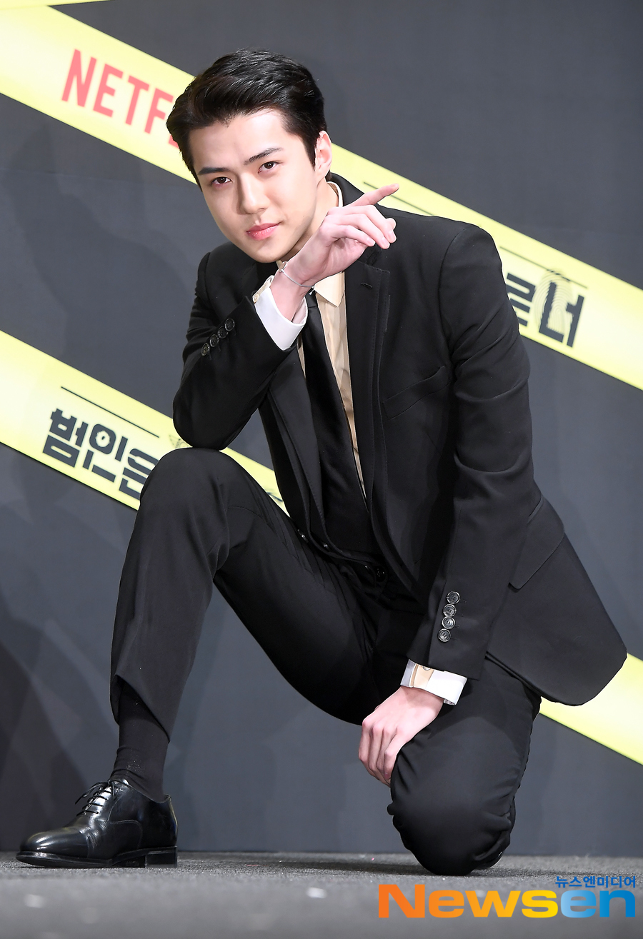 Netflix Baro You! Season 2 production presentation was held at CGV Apgujeong, Gangnam-gu, Seoul on November 8th.EXO Sehun poses on the day.The Beginner is Baro You!, which stars Yoo Jae-seok, Kim Jong-min, Lee Seung-gi, Park Min-young, EXO Sehun, and former club Kim Se-jung, is a program about the full-fledged life and life variety of the Huhdang detective team, who is busy with hands and feet due to its reasoning.Jung Yoo-jin