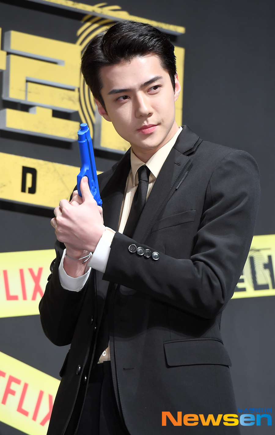 Netflix Baro You! Season 2 production presentation was held at CGV Apgujeong, Gangnam-gu, Seoul on November 8th.EXO Sehun poses on the day.The Beginner is Baro You!, which stars Yoo Jae-seok, Kim Jong-min, Lee Seung-gi, Park Min-young, EXO Sehun, and former club Kim Se-jung, is a program about the full-fledged life and life variety of the Huhdang detective team, who is busy with hands and feet due to its reasoning.Jung Yu-jin
