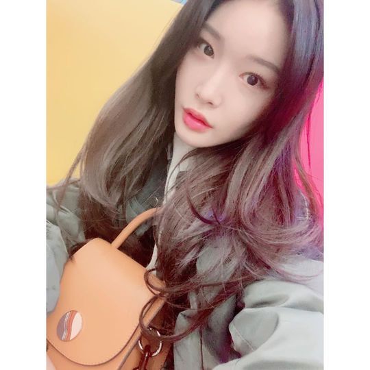 Singer Chungha flaunted her watery beautyChungha posted a picture on the official Instagram on November 8 with an article entitled Ill be good.The picture shows a bright smile of Chungha. Chunghas slender V-line and distinctive features catch the eye.The smooth white-green skin is also outstanding without any blemishes of Chungha.delay stock