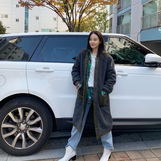 Lee Joo-yeon shared the latest with the picture.Actor Lee Joo-yeon posted a picture on his Instagram on November 8 with an article entitled Warm with Cold Winter Poggle.The photo shows Lee Joo-yeon in jumper and jeans; natural poses and innocent lookies catch the eye.kim myeong-mi
