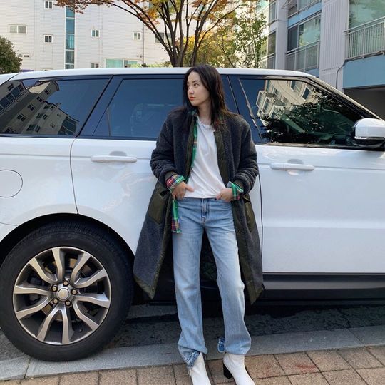 Lee Joo-yeon shared the latest with the picture.Actor Lee Joo-yeon posted a picture on his Instagram on November 8 with an article entitled Warm with Cold Winter Poggle.The photo shows Lee Joo-yeon in jumper and jeans; natural poses and innocent lookies catch the eye.kim myeong-mi