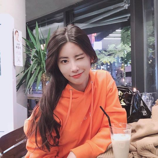 Eunjin shares Simkung selfieGroup DIA member Eunjin uploaded an emoticon and two photos to her Instagram on November 8.In the photo, Eunjin is wearing a hoodie and looking at the camera, followed by a wink and a refreshing charm.han jung-won