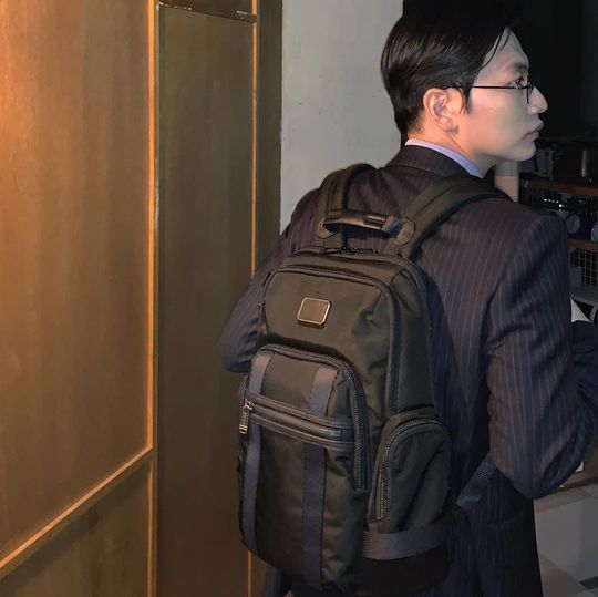 Actor Yi Dong-hwi encouraged TVN Friday drama Each home site to watch.Yi Dong-hwi posted a picture on his instagram on November 8 with an article entitled Sukgu leave. Please use the Each home site.Inside the picture is a picture of Yi Dong-hwi with a backpack, Yi Dong-hwi smiling at the camera, a warm visual of Yi Dong-hwi catching the eye.The fans who responded to the photos responded such as real handsome, Do not be sad and Today is the shooter.delay stock