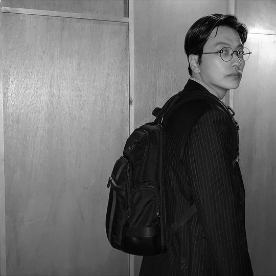 Actor Yi Dong-hwi encouraged TVN Friday drama Each home site to watch.Yi Dong-hwi posted a picture on his instagram on November 8 with an article entitled Sukgu leave. Please use the Each home site.Inside the picture is a picture of Yi Dong-hwi with a backpack, Yi Dong-hwi smiling at the camera, a warm visual of Yi Dong-hwi catching the eye.The fans who responded to the photos responded such as real handsome, Do not be sad and Today is the shooter.delay stock